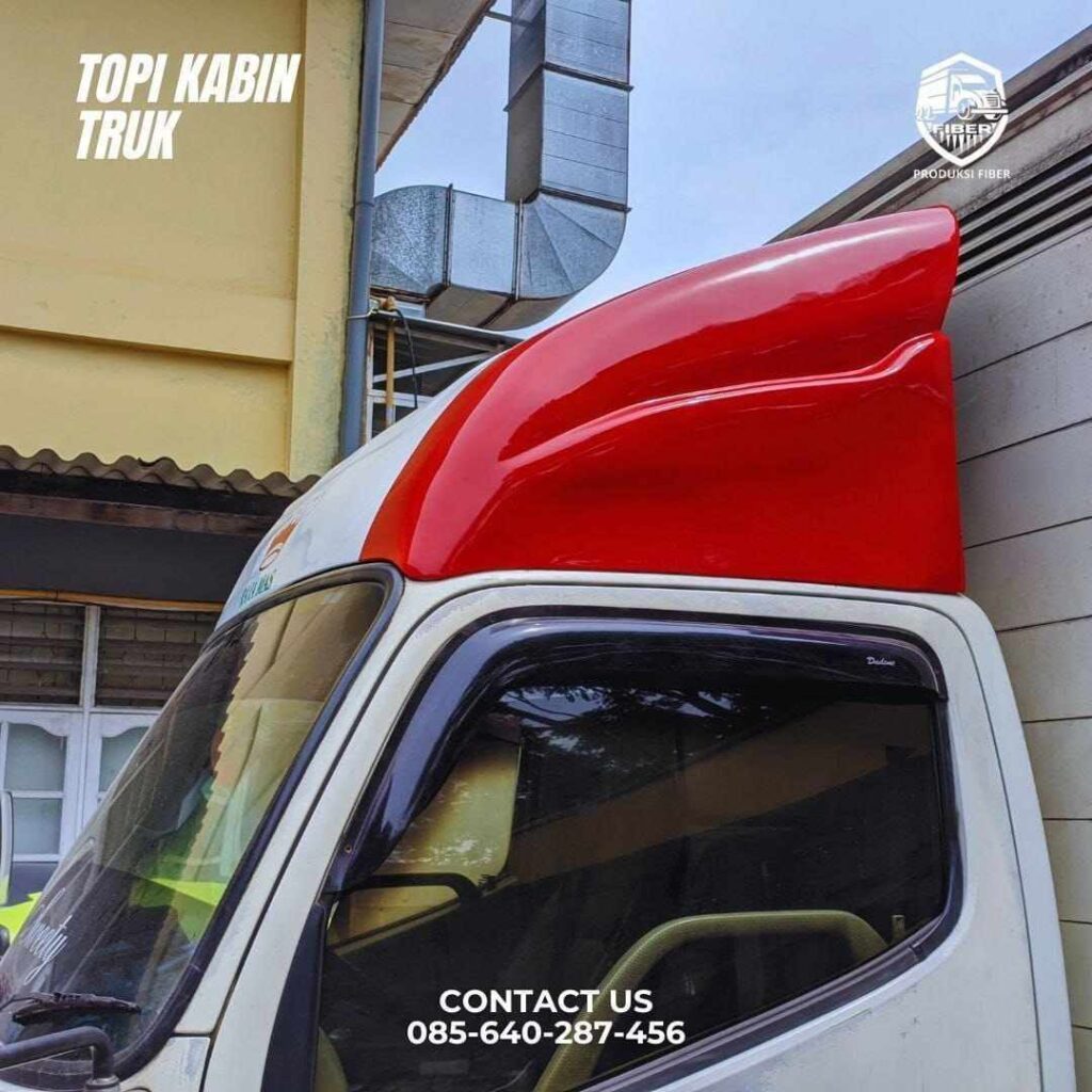 Topi kabin wind deflector pada truk Isuzu ELF untuk ilustrasi pemilihan aksesori kabin